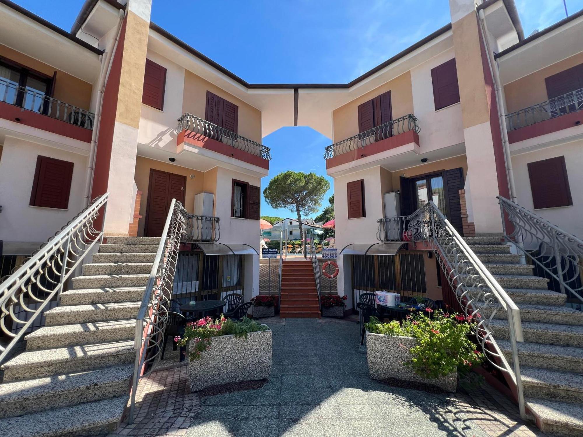 Casa Bianca Village Apartments Lignano Sabbiadoro Extérieur photo
